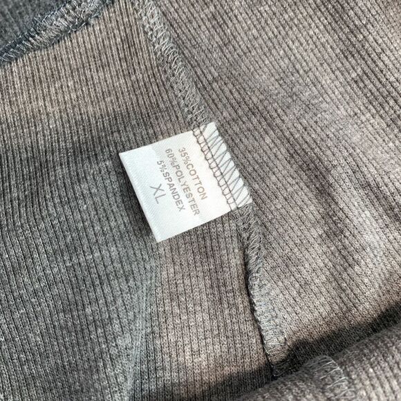 two Piece Grey Top and Shorts - Picture 7 of 8